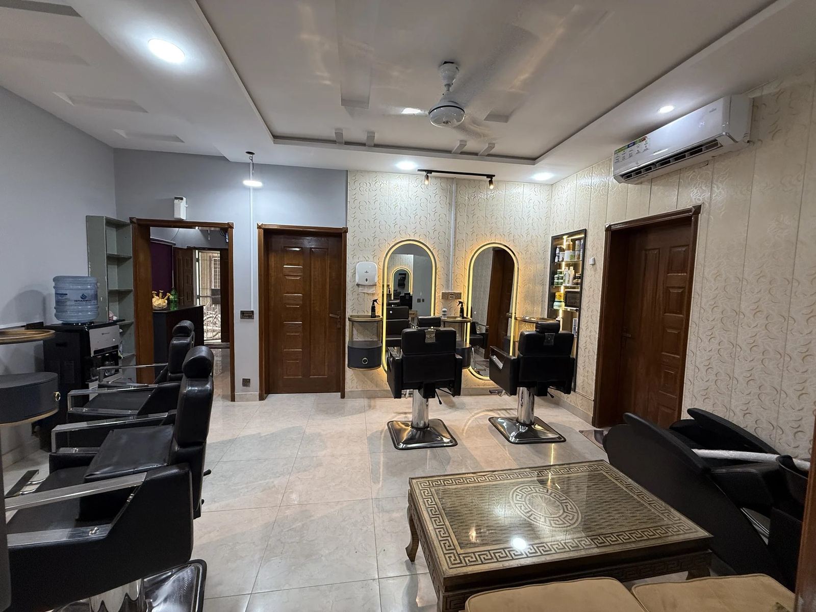 Wide view of the NN Look Beauty Salon interior